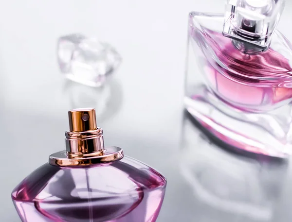 Rózsaszín parfüm palack fényes háttér, édes virágillat, gl — Stock Fotó