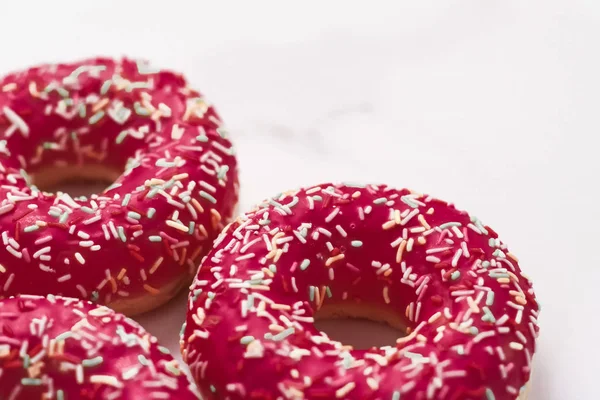 Donuts polvilhados fosco, sobremesa doce na mesa de mármore b — Fotografia de Stock