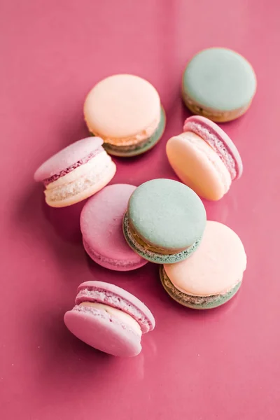 Macarrones franceses sobre fondo rosa pastel, café chic parisino d —  Fotos de Stock