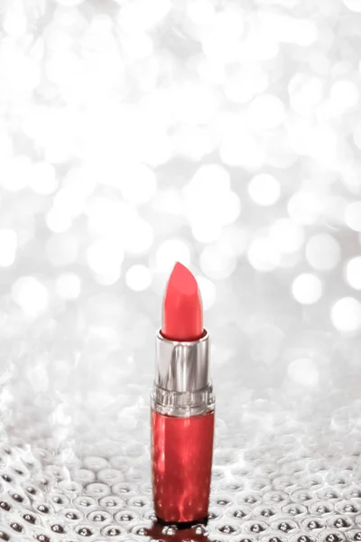 Lápiz labial de coral en plata Navidad, Año Nuevo y Día de San Valentín — Foto de Stock