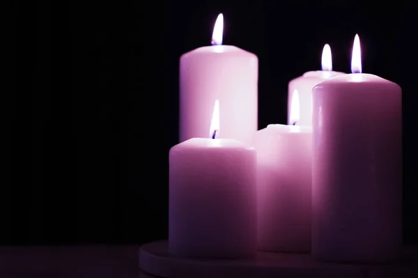 Aromatické fialové květinové svíčky nastavit v noci, Vánoce, Nový rok — Stock fotografie