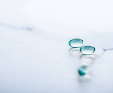 Sağlıklı beslenme için mavi haplar, destek hapları ve prob