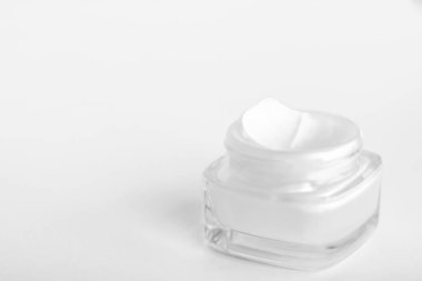 Beyaz arka planda yüz kremi nemlendirici kavanozu, nemlendirici kayak