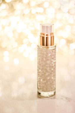 Tatil makyaj jeli, serum emülsiyonu, losyon şişesi ve altın.