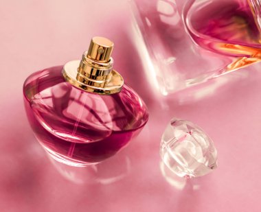 Parlak arka planda pembe parfüm şişesi, tatlı çiçek kokusu, gl