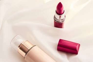 Bej tonal krem şişesi makyaj sıvısı temel ve kırmızı.