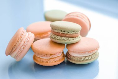 Mavi arka planda Fransız kurabiyeleri, Paris 'in şık cafe tatlıları.,