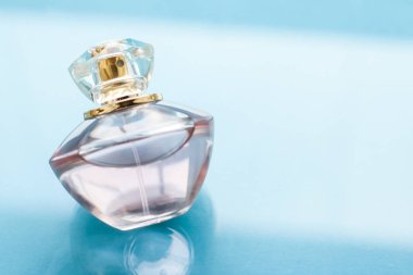 Parlak arka planda pembe parfüm şişesi, tatlı çiçek kokusu, gl