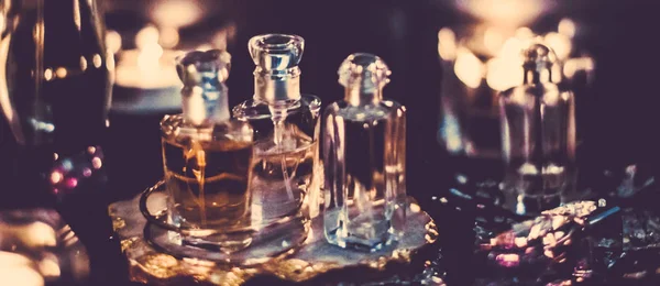 Parfüm şişeleri ve gece kaliteli koku, aroma kokusu, fra
