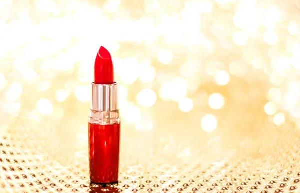 Lápiz labial rojo en la Navidad de oro, Año Nuevo y San Valentín Día h —  Fotos de Stock