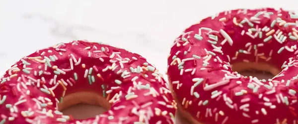 Milchig bestreute Donuts, süßes Gebäck Dessert auf Marmortisch — Stockfoto