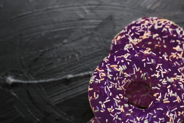 Milchbestreute Donuts, süßes Gebäck-Dessert auf rustikalem Holz — Stockfoto