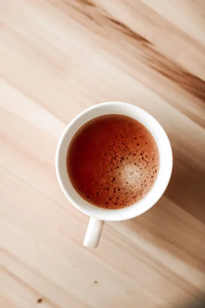 Morgon kaffekopp med mjölk på marmor sten platt låg, varm dryck — Stockfoto