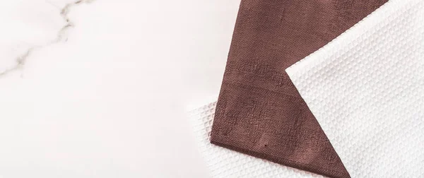 Textil de cocina sobre fondo de mármol blanco chic, servilleta y towe — Foto de Stock