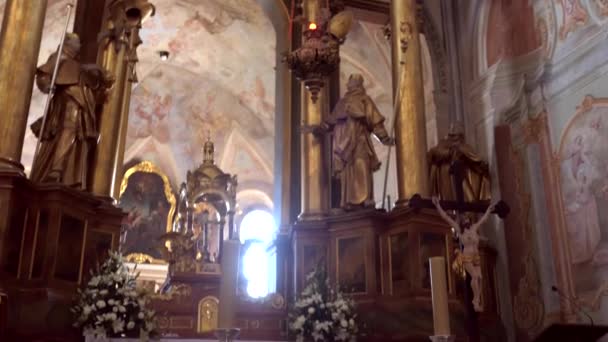 Interior de la Iglesia de San Annes en Varsovia, Polonia, la fe católica — Vídeo de stock