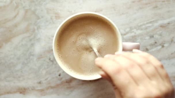 Morgon kaffekopp med mjölk på marmor sten platt låg, varm dryck på bordet flatlay, ovanifrån mat video och recept inspiration för matlagning vlog — Stockvideo