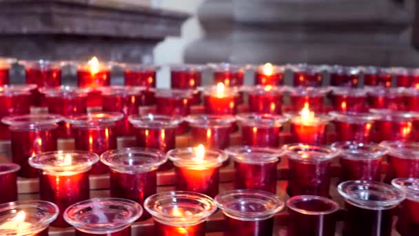 Kaarsen in een katholieke kerk, geloof en hoop — Stockvideo