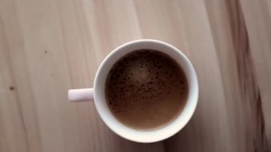 Sabah sütlü kahve fincanı mermer taştan düz bir zeminde, sıcak içecek masa düzlüğünde, üst düzey yemek videosu ve yemek pişirmek için ilham kaynağı.