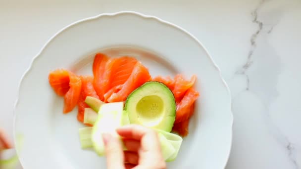 Frischer Lachssalat mit Avocado und cremigem Mascarpone-Käse flach legen, Tisch flach legen, Food-Fotografie von oben und Rezeptinspiration für Kochblog oder Kochbuch — Stockvideo