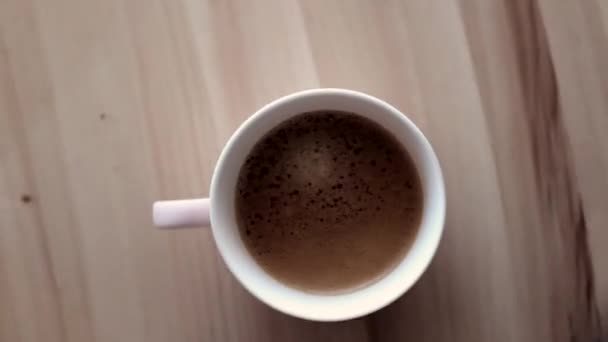 Утренняя чашка кофе с молоком на мраморной каменной плоской лежал, горячий напиток на стол плоский, вид сверху пищевая видеография и рецепт вдохновения для приготовления vlog — стоковое видео