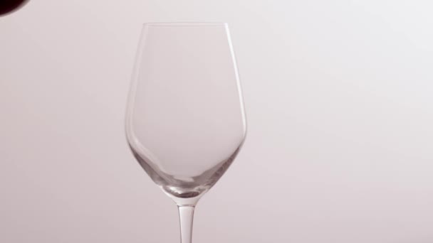 Sklenice červeného vína, nalévání nápojů na luxusní akci k ochutnávce dovolených, kontrola kvality stříkající tekuté pozadí pro enologii nebo prémiovou značku vinařství — Stock video