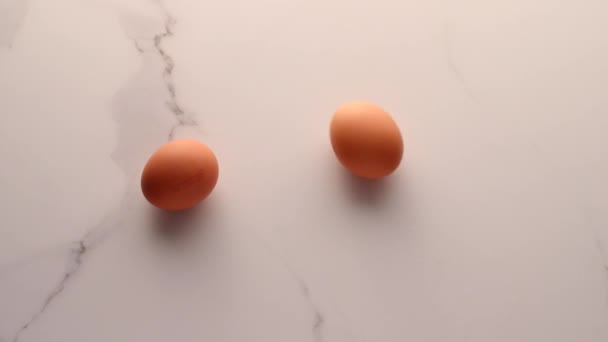 Ei auf Marmortisch als minimalistische Lebensmittel flach legen, von oben sehen Lebensmittelmarke Videographie Flatlay und Rezept zum Kochen vlog, Menü oder Diätplan ad — Stockvideo