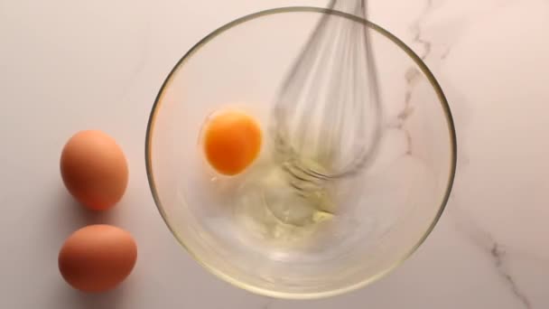 Göra blandning ägg i skål på marmor bord som hemlagad mat platt låg, top view mat varumärke video flatlay och recept för matlagning vlog, meny eller diet plan annons — Stockvideo