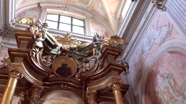 Εσωτερικό της εκκλησίας της Αγίας Άννας στη Βαρσοβία, Πολωνία, η καθολική πίστη — Αρχείο Βίντεο