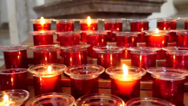 Velas en una iglesia católica, fe y esperanza — Vídeo de stock