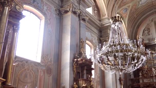 Intérieur de l'église St. Annes à Varsovie, Pologne, la foi catholique — Video