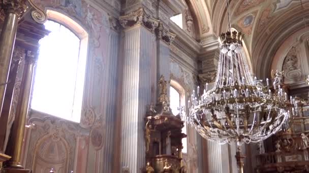 Interior de la Iglesia de San Annes en Varsovia, Polonia, la fe católica — Vídeo de stock