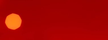 Kırmızı soyut arkaplanda göz kamaştırıcı altın parıltı, Chris.