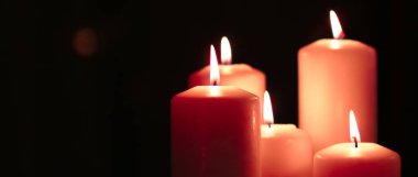 Aromatik turuncu çiçekli mumlar gece, Noel, Yeni Yıl
