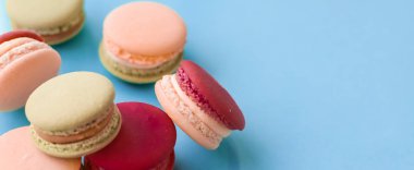 Mavi arka planda Fransız kurabiyeleri, Paris 'in şık cafe tatlıları.,