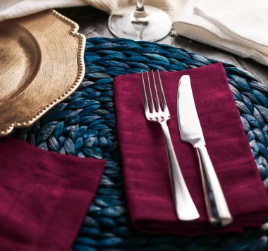 Mor peçeteli ve gümüş çatal bıçaklı tatil masası, foo