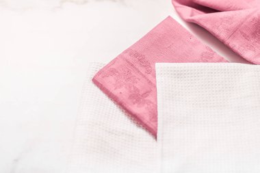 Şık beyaz mermer arka plan, peçete ve towe üzerine mutfak tekstili