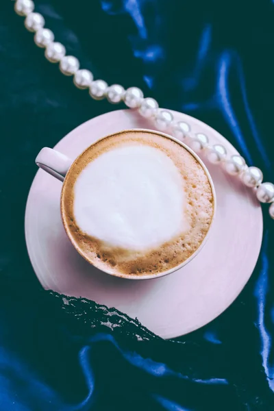 Cangkir cappuccino untuk sarapan dengan perhiasan satin dan mutiara — Stok Foto