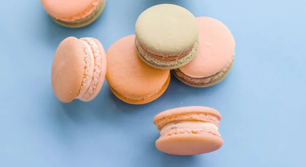 Macarrones franceses sobre fondo azul, postre de café chic parisino , — Foto de Stock