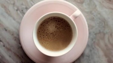 Sabah sütlü kahve fincanı mermer taştan düz bir zeminde, sıcak içecek masa düzlüğünde, üst düzey yemek videosu ve yemek pişirmek için ilham kaynağı.