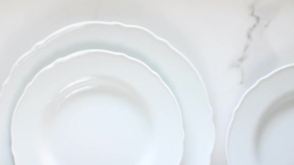 Assiettes vides en porcelaine blanche sur une table en marbre, décor de table plat de dîner, vidéographie des aliments vue du dessus comme source d'inspiration pour la cuisine vlog ou menu flatlay — Video