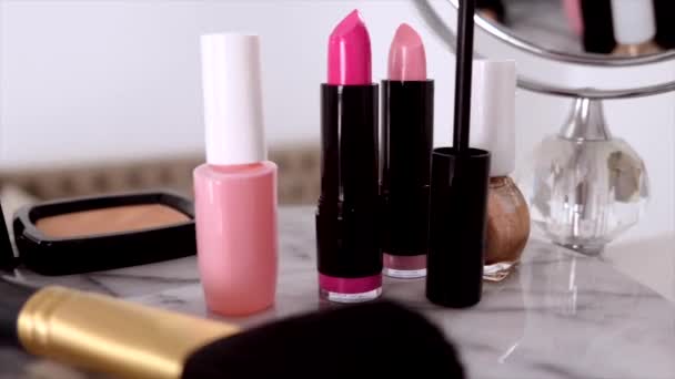 Cosméticos, productos de maquillaje en tocador de vestir, lápiz labial, pincel, rímel, esmalte de uñas y polvo para la belleza de lujo y diseño de anuncios de marca de moda — Vídeo de stock