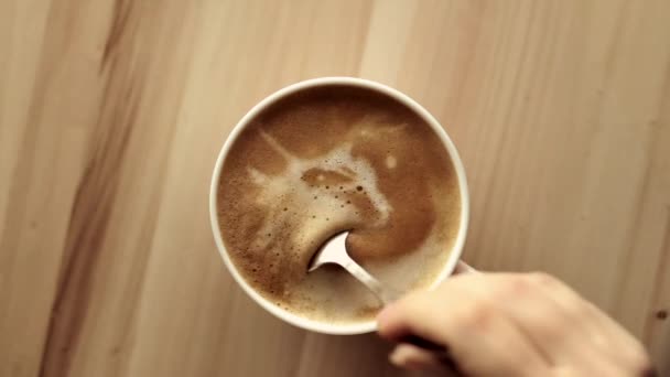 Tasse à café du matin avec du lait sur marbre pierre plat laïc, boisson chaude sur plateau de table, vidéographie alimentaire vue du dessus et inspiration de la recette pour la cuisson vlog — Video