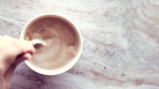 早上的咖啡杯，加奶的大理石石板平铺，热饮的桌子平铺，顶级的食物视频和烹饪的食谱灵感 — 图库视频影像