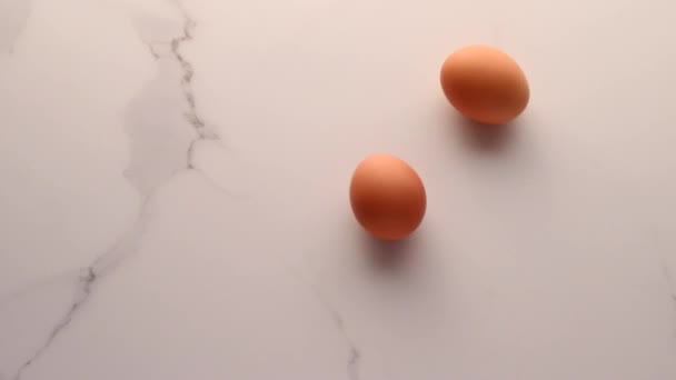 Αυγό στο μαρμάρινο τραπέζι ως μινιμαλιστικό φαγητό επίπεδη lay, top view food brand videography flatlay και συνταγή για το μαγείρεμα vlog, μενού ή δίαιτα σχέδιο διαφήμισης — Αρχείο Βίντεο