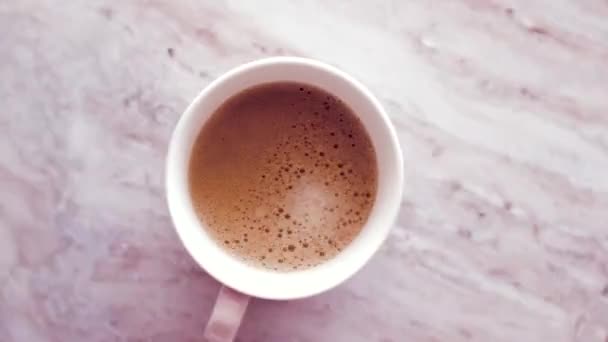 Tasse à café du matin avec du lait sur marbre pierre plat laïc, boisson chaude sur plateau de table, vidéographie alimentaire vue du dessus et inspiration de la recette pour la cuisson vlog — Video