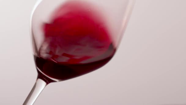 Egy pohár vörösbor, öntőital a luxus nyaralás kóstoló eseményen, minőségellenőrzés fröccsenő folyadék mozgás háttér borászat vagy prémium szőlőtermesztés márka — Stock videók