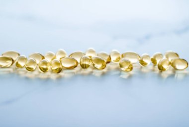 Sağlıklı beslenme için D vitamini ve Omega 3 hapları.