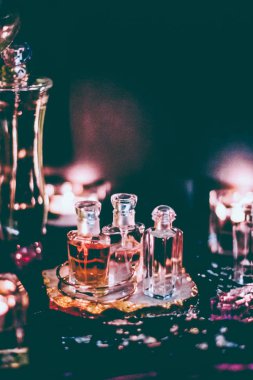 Parfüm şişeleri ve gece kaliteli koku, aroma kokusu, fra
