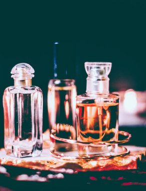 Parfüm şişeleri ve gece kaliteli koku, aroma kokusu, fra