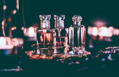 Parfüm şişeleri ve gece kaliteli koku, aroma kokusu, fra